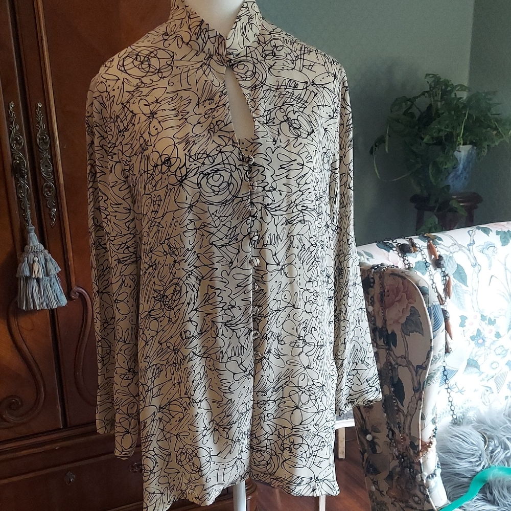 Chic Floral Keyhole Blouse - Black and White
